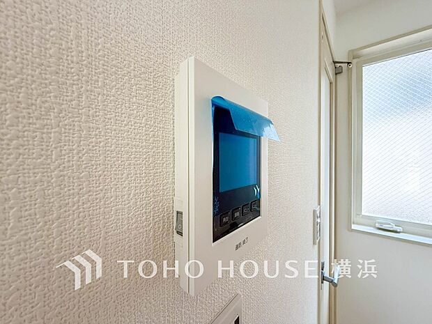 誰が来てもわかる様にモニター付きインターホンを設置。快適と安らぎを合わせた優しい設計。 