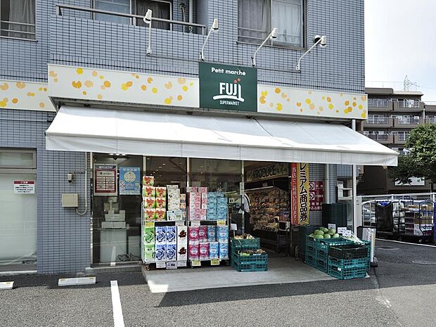 プチマルシェフジ山元町店　270m　小さめな店舗ながらも必要なものが揃い、食卓を彩る新鮮で品質の良い食品が魅力。日々のお買い物に便利。 