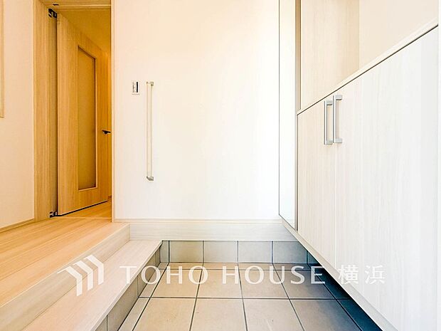 上質感漂う玄関と廊下。居住者の帰り、訪れる方を優しく迎えてくれます。