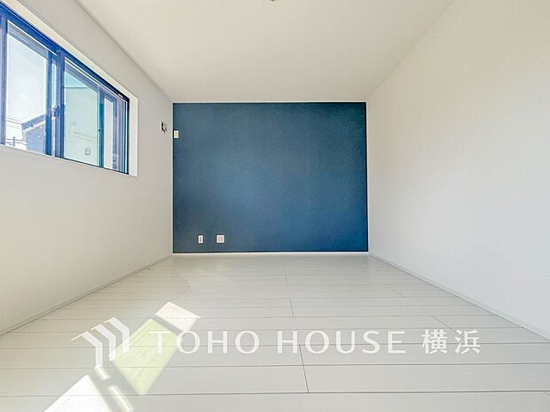 一日の疲れをいやしてくれる寝室。時を忘れて過ごす場所として過ごせるお部屋。