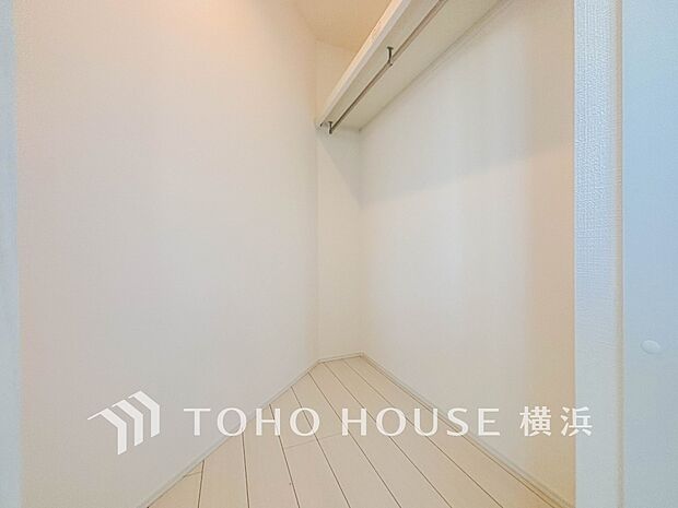 季節物の衣類もスッキリ収納できるウォークインクロゼット。