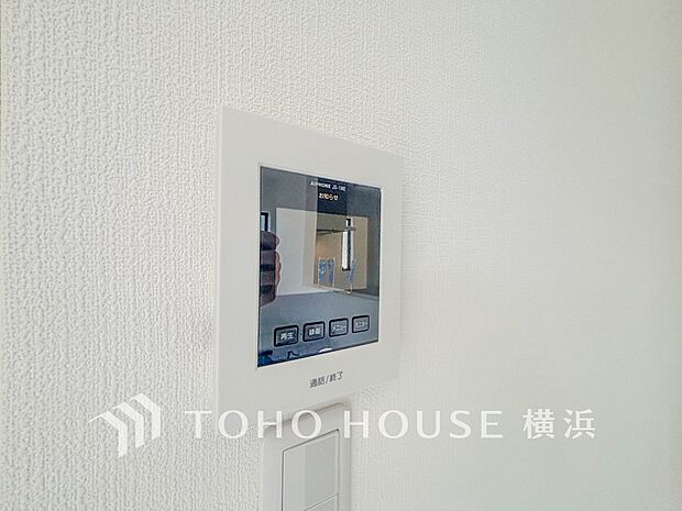 誰が来てもわかる様にモニター付きインターホンを設置。快適と安らぎを合わせた優しい設計。 