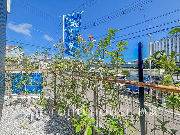 ガーデニングで色とりどりの草花を綺麗に飾ればより一層華やかな空間になります。