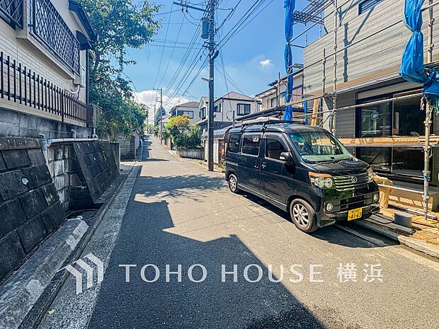 忙しく過ぎゆく日常を置き去るほど、ゆったりした時間が流れる住環境。（2025年9月撮影）