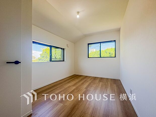 心地よい光と風があふれています。プライベートな自分時間を快適に過ごせるお部屋。