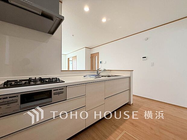 機能性とデザイン性を兼ね備えたシステムキッチン。リビングとの一体感も考慮され、美しい空間が実現。