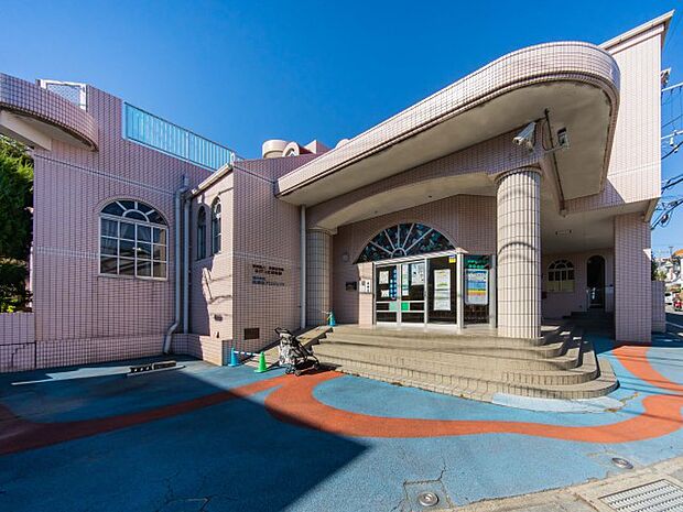 長津田幼稚園　900m　HPに園長先生のブログが頻繁にアップされていて、園の様子や出来事などがよくわかるようになっています。 