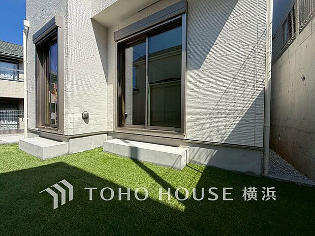 ガーデニングで色とりどりの草花を綺麗に飾ればより一層華やかな空間になります。