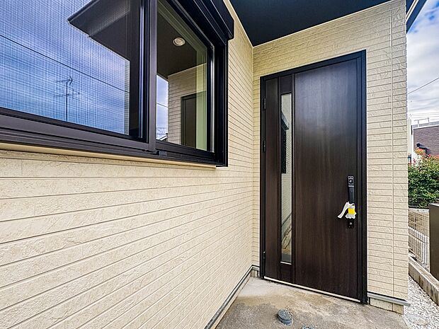 デザイン性の高いエントランスは、住む方のプライドを満たすクオリティ。