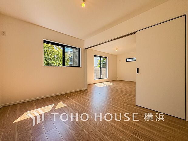 一日の疲れをいやしてくれる寝室。時を忘れて過ごす場所として過ごせるお部屋。