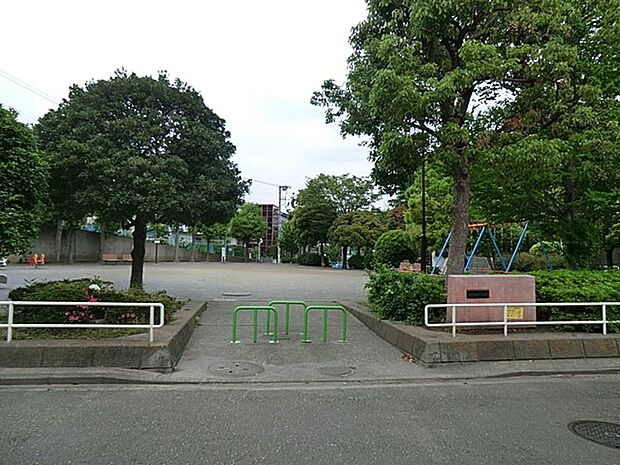 北寺尾四丁目公園　650m　住宅街の十分な広さの公園です。公園の設備には水飲み・手洗い場があります。 