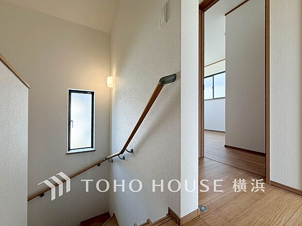 各フロアを結ぶ階段。集いの空間と一人の時間を楽しむプライベートルームをバランスよく繋いでいます。