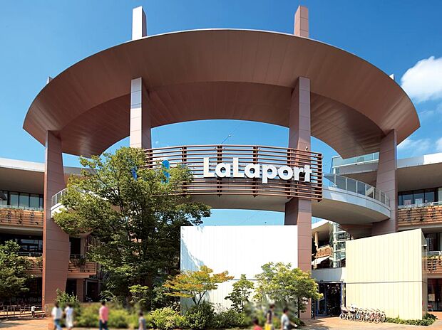 ららぽーと横浜　500m　神奈川県内最大級の約270のショップが入る大型商業施設。小さなお子様から大人まで1日中楽しめます。 