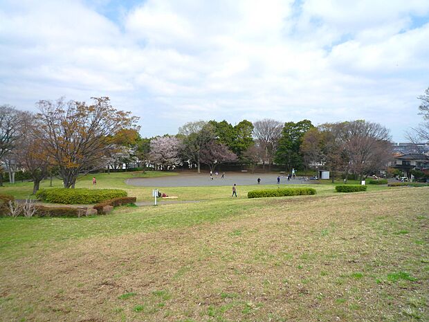 月出松公園　1100m　遺跡の上に整備された公園。 