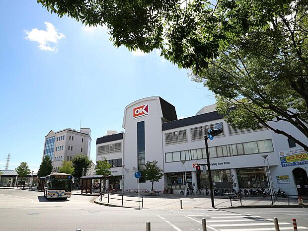 オーケー港北店　1400m　関東圏を中心にコスパの良い商品を取り扱うと話題のお店。700台以上停められる大型の駐車場があります。 