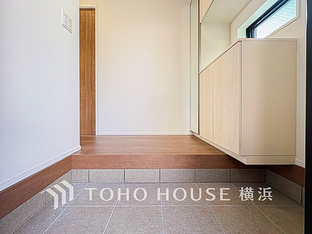 上質感漂う玄関と廊下。居住者の帰り、訪れる方を優しく迎えてくれます。