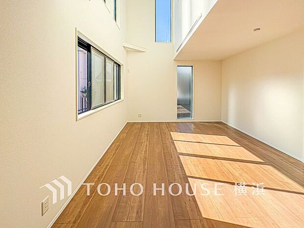 穏やかな陽射しが、ゆったりとした寛ぎの時間を包みます。