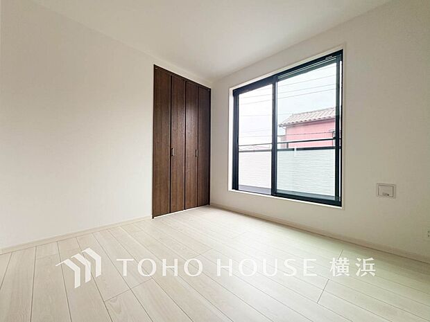 通風・採光にも優れ、心地よい光と風があふれています。プライベートな自分時間を快適に過ごせるお部屋。