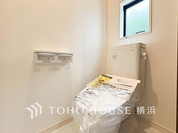 換気と明るさに配慮した、清潔感溢れるトイレ。落ち着いた空間で安らぎのひとときをお過ごしいただけます。