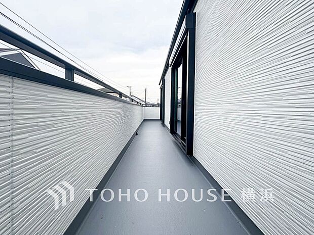 心地よい陽射しや暖かな風を楽しむことが出来るバルコニー。