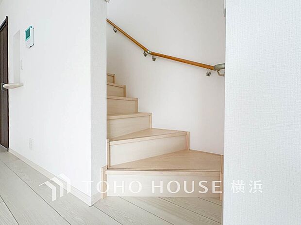 各フロアを結ぶ階段。集いの空間と一人の時間を楽しむプライベートルームをバランスよく繋いでいます。