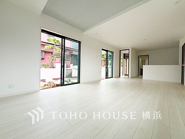 忙しい朝でも、しっかり家族が揃って食事をして頂けるゆとりある大きさのダイニングスペース。