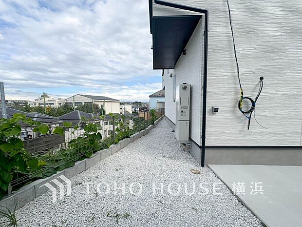 敷地内にもゆとりを感じるスペースがございます。