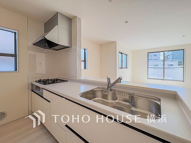 機能性とデザイン性を兼ね備えたシステムキッチン。リビングとの一体感も考慮され、美しい空間が実現。