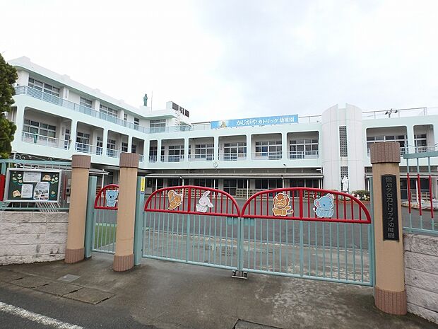鍛冶ヶ谷カトリック幼稚園　650m　しつけをしっかりと行ってくれる幼稚園です。お友達や生き物に対して優しい心を持つようになります。 