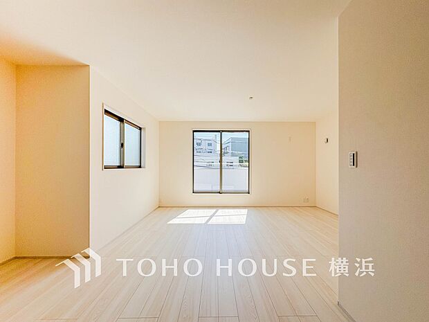 あたたかい日差しがたっぷり降り注ぐLDKは自然と家族の顔があかるい笑顔に。