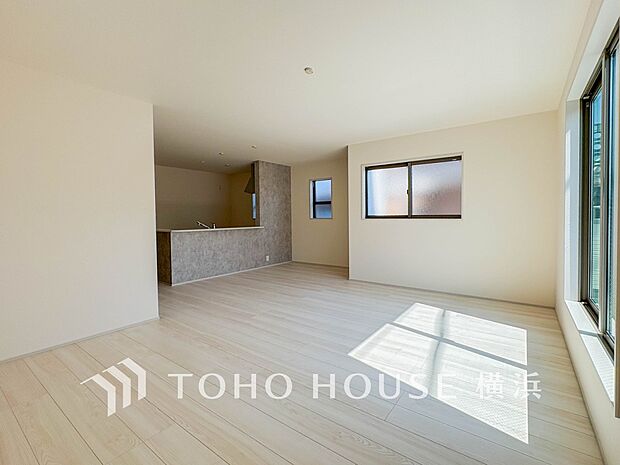 忙しい朝でも、しっかり家族が揃って食事をして頂けるゆとりある大きさのダイニングスペース