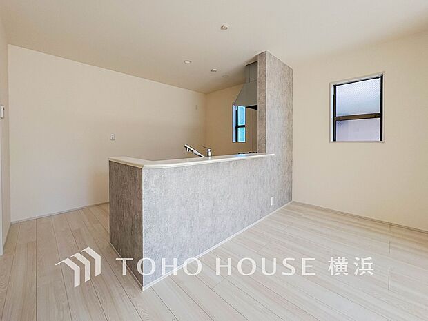 話に夢中になりすぎて、ついつい時を忘れてしまう。そんな束の間の幸せを感じさせてくれる場所。