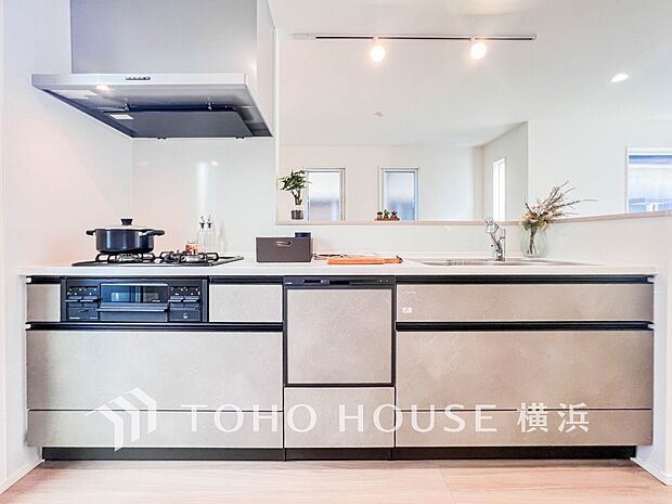 機能性とデザイン性を兼ね備えたシステムキッチン。リビングとの一体感も考慮され、美しい空間が実現。