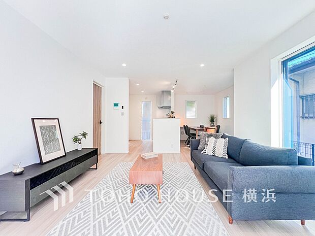 忙しい朝でも、しっかり家族が揃って食事をして頂けるゆとりある大きさのダイニングスペース。