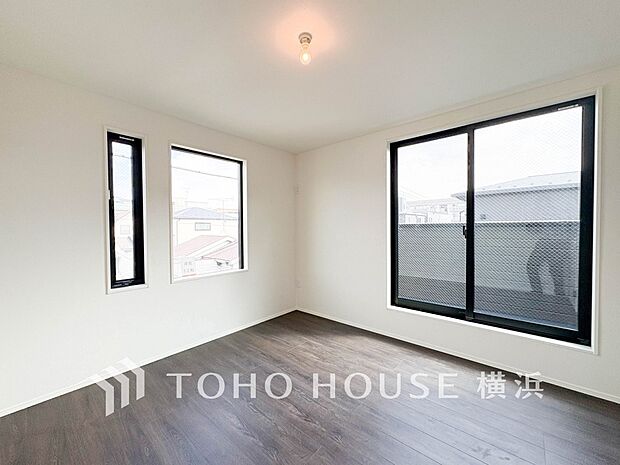 通風・採光にも優れ、心地よい光と風があふれています。プライベートな自分時間を快適に過ごせるお部屋。