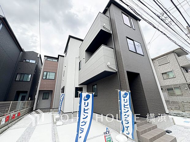 住む人を映し出す洗練された佇まいは、いつまでも輝き続けながらいつしか街の風景に溶け込んでいきます。