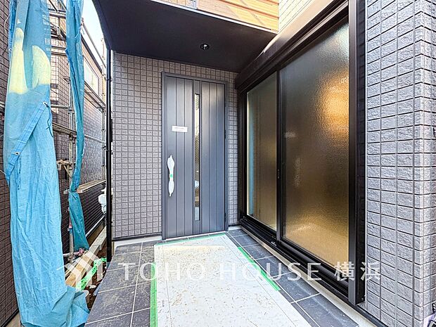 お住まいの顔となる玄関。住まう方のプライドを満たすクオリティを備えています。 