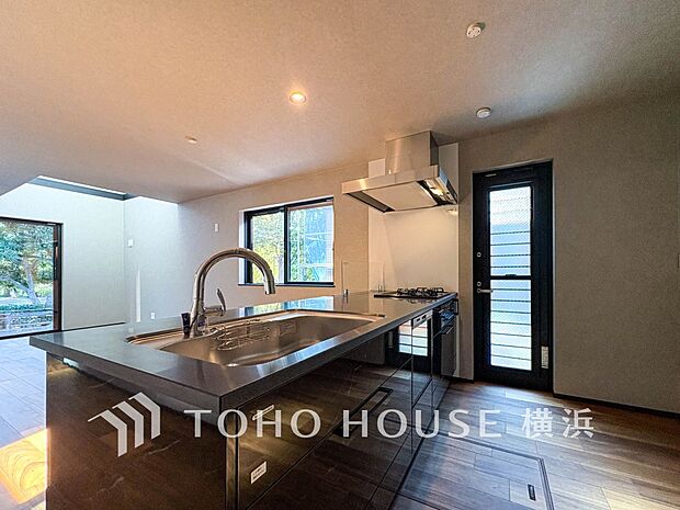 機能性とデザイン性を兼ね備えたシステムキッチン。リビングとの一体感も考慮され、美しい空間が実現。