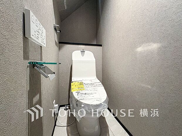 換気と明るさに配慮した、清潔感溢れるトイレ。落ち着いた空間で安らぎのひとときをお過ごしいただけます。