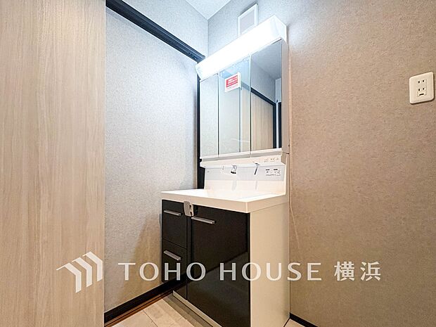 収納たっぷりの洗面台。毎朝身支度で活躍するスペースです。