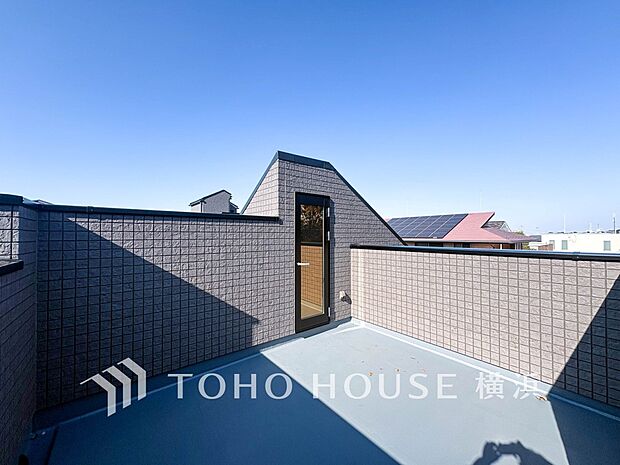 大空と眺望を心ゆくまで楽しめます。広々としたオープンエア空間が開放感あふれる毎日を演出。