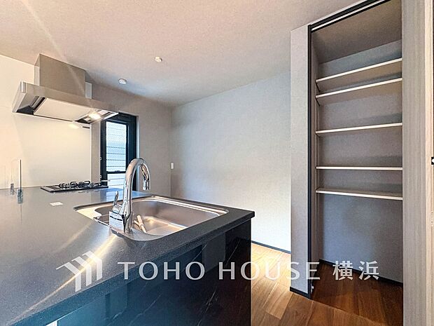 対面キッチンでリビングのご家族と会話を楽しみながらお料理できます。