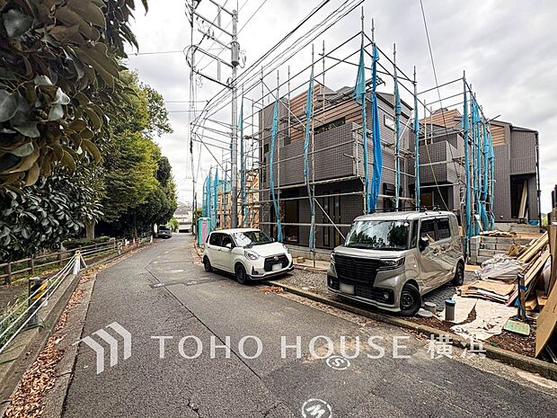 お住まいの顔となる玄関。住まう方のプライドを満たすクオリティを備えています。（2025年9月撮影）