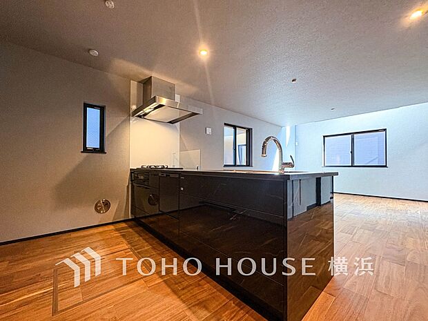 機能性とデザイン性を兼ね備えたシステムキッチン。リビングとの一体感も考慮され、美しい空間が実現。