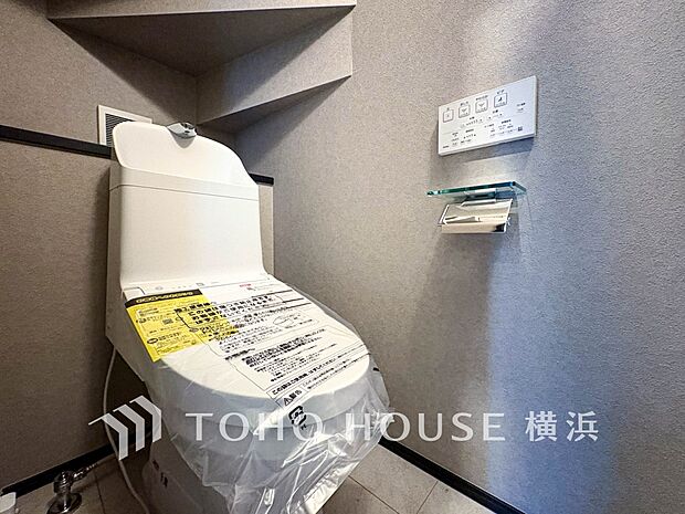 換気と明るさに配慮した、清潔感溢れるトイレ。落ち着いた空間で安らぎのひとときをお過ごしいただけます。