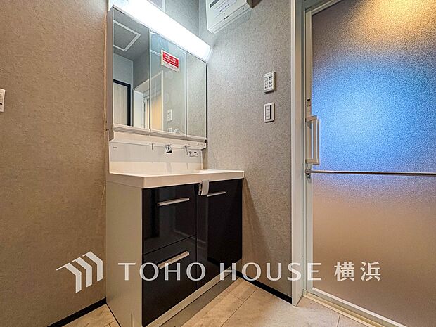 収納たっぷりの洗面台。毎朝身支度で活躍するスペースです。