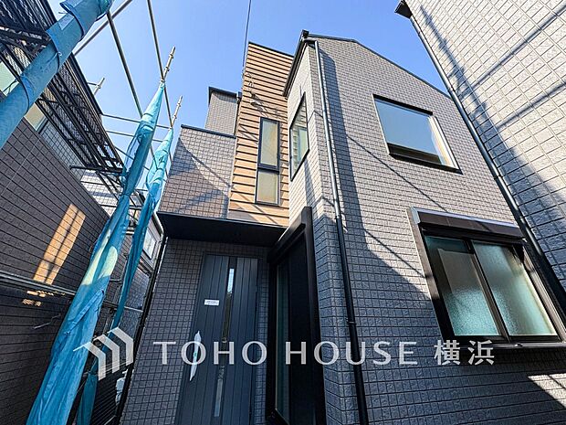 爽やかな青空の下に贅沢なほどに降り注ぐ陽光、豊かな居住性と、クオリティが見事に調和した住空間。