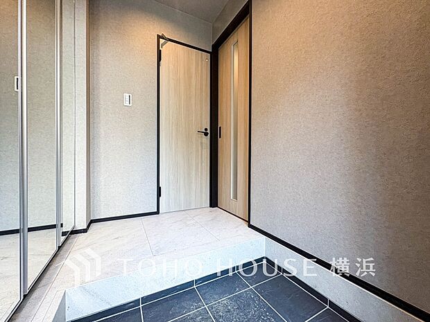 上質感漂う玄関と廊下。居住者の帰り、訪れる方を優しく迎えてくれます。