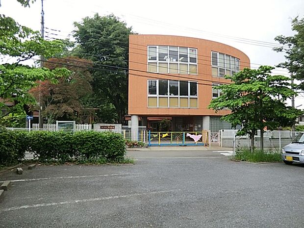 学校法人橘学苑 橘幼稚園 1000m クラスは縦割りのクラス編成をとっています。兄弟姉妹のようなかかわりによる育ち合いを大切にしています。