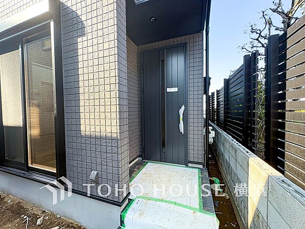 お住まいの顔となる玄関。住まう方のプライドを満たすクオリティを備えています。 